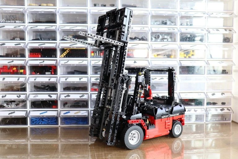 Review: MOULD KING 13106 Technir Remote Control Forklift
